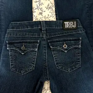 Så otroligt snygga unika lågmidjade True Religion jeans med paljetter på märket och snygga fickor bak som tyvärr säljs, dem är bootcut, storlek W28 så passar XS/S, dem är från 2000-talet men är i väldigt bra skick