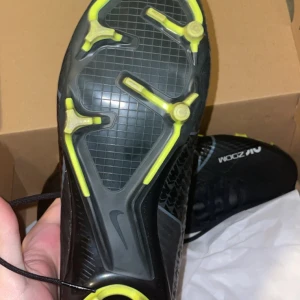 Fotboll skor  - Säljer fotboll skor storlek 42,5