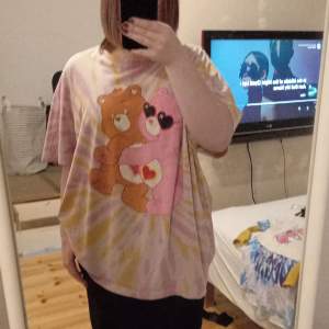 Säljer denna t-shirt då den inte används längre. Välanvänd men i gott skick. Pris går att diskutera. Skriv privat för bättre bilder 