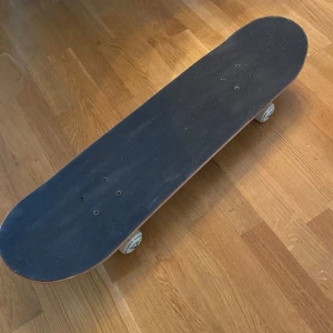 Heartwood skateboard  - Helmonterad skateboard med ett coolt motiv på undersidan. Köpt för 1200:- , 2020. Ytterst lite använd. Säljer för 500:- Storlek: 8.0  Stabil skateboard, bra för nybörjare (utifrån egna erfarenheter)   Lite skrapor som ni kan se på 2e och 3e bilden. 🤗