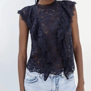 ZARA TOPP - Säljer denna perfekta marinblåa spetstopp från Zara, köptes under sensommaren men är endast använd ca 3 gånger💞 Nypris 359kr. 