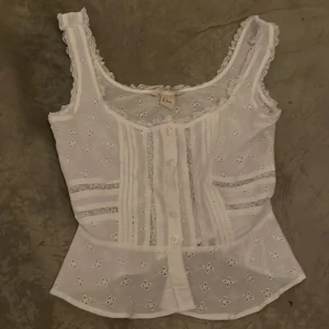 HM crop top - Vit crop top med spetsdetaljer. Storlek 32