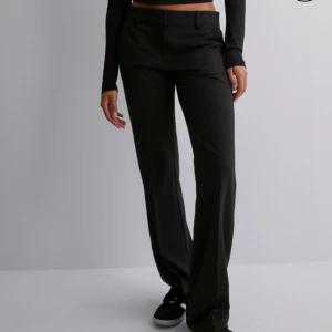 Lågmidjade kostymbyxor - Splitternya lågmidjade bootcut kostymbyxor. Stlk 34 men passar 36. Säljer pga. har två par likadana💞 (På bilden har jag 36)