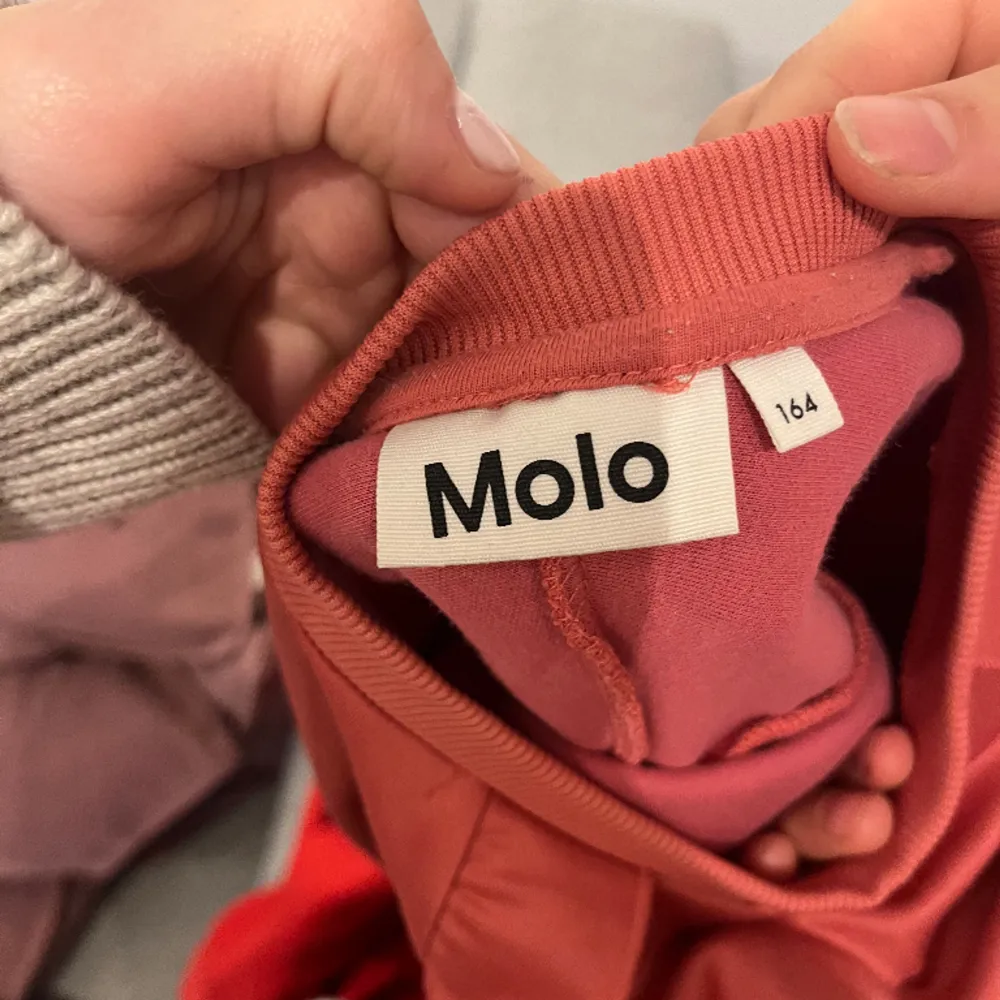 En fin rosa MOLO tröja med volanger  Storlek 164 perfekt för fina tillfällen då den passar till skinunderdelar💕💕. Tröjor & Koftor.