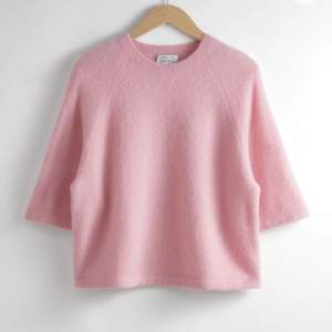Säljer min rosa alpacka stickade tröja från other stories pga att den inte kommit till användning. Jättebra skicka, köpt för 690kr💓 skriv för mer info/bilder