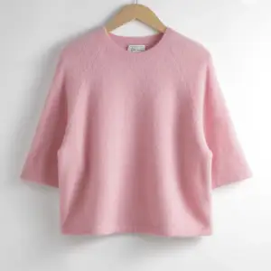 Säljer min rosa alpacka stickade tröja från other stories pga att den inte kommit till användning. Jättebra skicka, köpt för 690kr💓 skriv för mer info/bilder