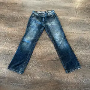 Skriv innan köp!! Bra skick och unika jeans till ett bra pris!  Knappt använda sen jag köpte dom!