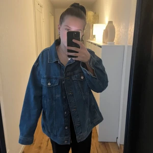 Jeansjacka - Fin mörkblå jeansjacka från Hm i storlek L 💕 Säljer eftersom den inte kommer till användning längre. Köparen står för frakten! Tryck köp nu. Skriv om du skulle ha några frågor 💕