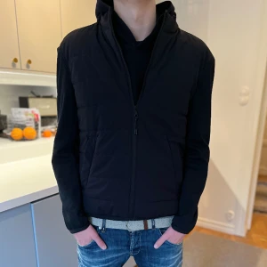 Zara cardigan  - Cardigan från Zara | Storlek: L men passar även M. Skick 9/10 varsamt använd utan defekter. Dm vid ytterligare frågor 