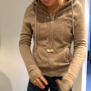 Soft Goat - Säljer min as snygga soft goat zip up hoodie. Den är i bra skick och är använd endas några gånger tidigare💕köpt på soft goat butiken, den är perfekt nu inför våren! Nypris-2 095kr och säljer för 1 000kr (det finns en litet litet hål i ärmen)