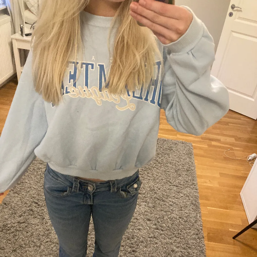 Jättemysig luvlös hoodie!!! Verkligen jättefin och mysig att bära!!! För liten för mig tyvärr😭😭😭 mycket bra skick men har också använt den en del💕💕. Hoodies.