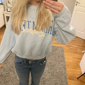 Jättefin myströja💕💕 - Jättemysig luvlös hoodie!!! Verkligen jättefin och mysig att bära!!! För liten för mig tyvärr😭😭😭 mycket bra skick men har också använt den en del💕💕