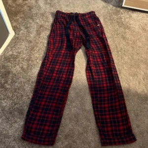 pyjamasbyxor  - köptes begagnat men har inte använts mycket alls av mig, kanske 3 gånger. de har glitter i tyget vilket gör att de inte är så sköna att till exempel sova i men är fina som mysbyxor. storlek xs och passar perfekt på 158-163cm typ.