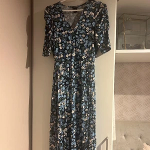 Blommig klänning  - Jätte fin sommar klänning nu till sommaren tunt material🩷passar även som s/m 