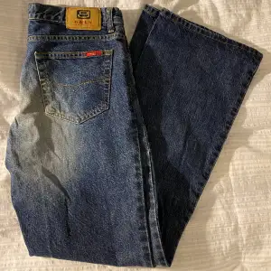 Äldre lågmidjade jeans från Only, storlek W32 L32 men liten i storleken. Sparsamt använda och i väldigt bra skick!  Säljer för 130kr eller om ni vill komma med ett prisförslag 💙 