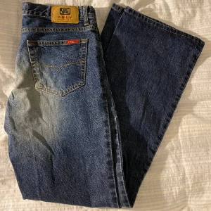 Only Vintage Jeans - Äldre lågmidjade jeans från Only, storlek W32 L32 men liten i storleken. Sparsamt använda och i väldigt bra skick!  Säljer för 130kr eller om ni vill komma med ett prisförslag 💙 