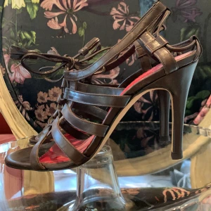 Carolina Herrera klackar 36 - Underbara klackar i brunt skinn från Carolina Herrera i storlek 36 och klackhöjd 9 cm 💖 superfint skick alltså sparsamt använda och de är jättesköna och lätta på foten 💞