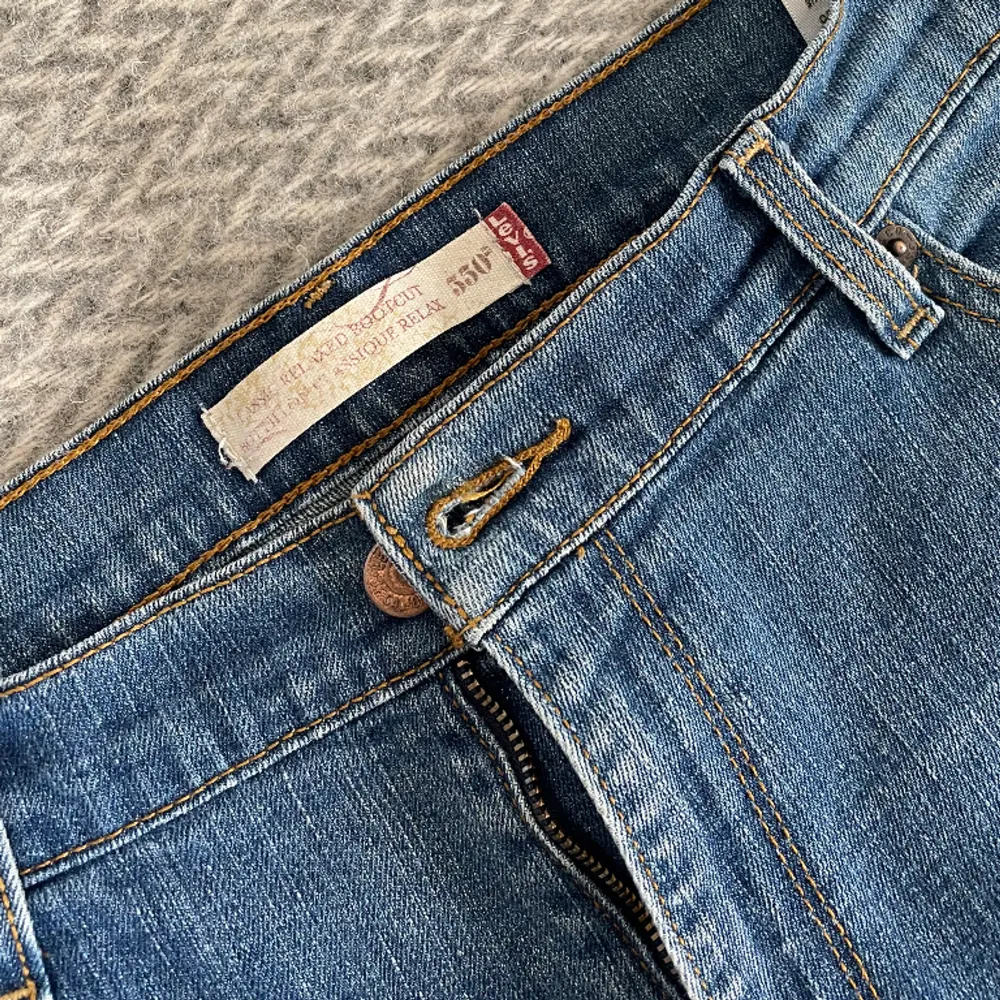 Så fina vintage Levis som tyvärr inte passar mig! :( De passar många olika storlekar beroende på hur man vill att de ska sitta, hade varit så fint att ha oversized också! Den andra bilden blev lite konstig med nåt mönster, de är bara blåa irl!. Jeans & Byxor.