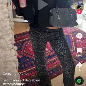 Calzedonia Leopard Jeans - Säljer dessa ascoola och trendiga byxorna från Calzedonia som är slutsålda överallt! Använda cirka 3 gånger. Priset är högre än nypris (599kr) pågrund av att de är väldigt eftertraktade och slutsålda överallt 😊Jag tar emot prisförslag!