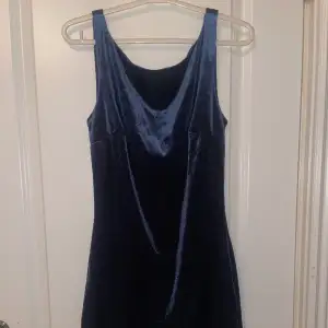 En blå sammet klänning från Vero Moda. Använd någon enstaka gång, i mycket bra skick. Storlek S. 