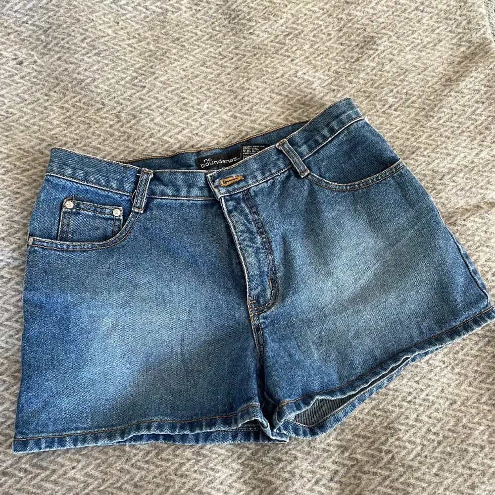 Säljer dessa sjukt vibe shorts till sommaren, passar typ en S/M om man vill att de ska sitta på höfterna och Lågmidjat <3 . Shorts.