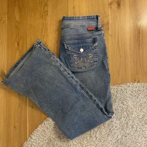 Skit coola jeans från hm med både knapp och broderi på bakfickorna, den röda lappen bak på byxorna är borttagen och första bilden är fråb tidigare säljare