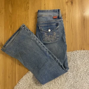 Jeans med detaljerade fickor  - Skit coola jeans från hm med både knapp och broderi på bakfickorna, den röda lappen bak på byxorna är borttagen och första bilden är fråb tidigare säljare