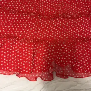 En fin röd kjol ifrån MQ, använd väldigt få gånger💞