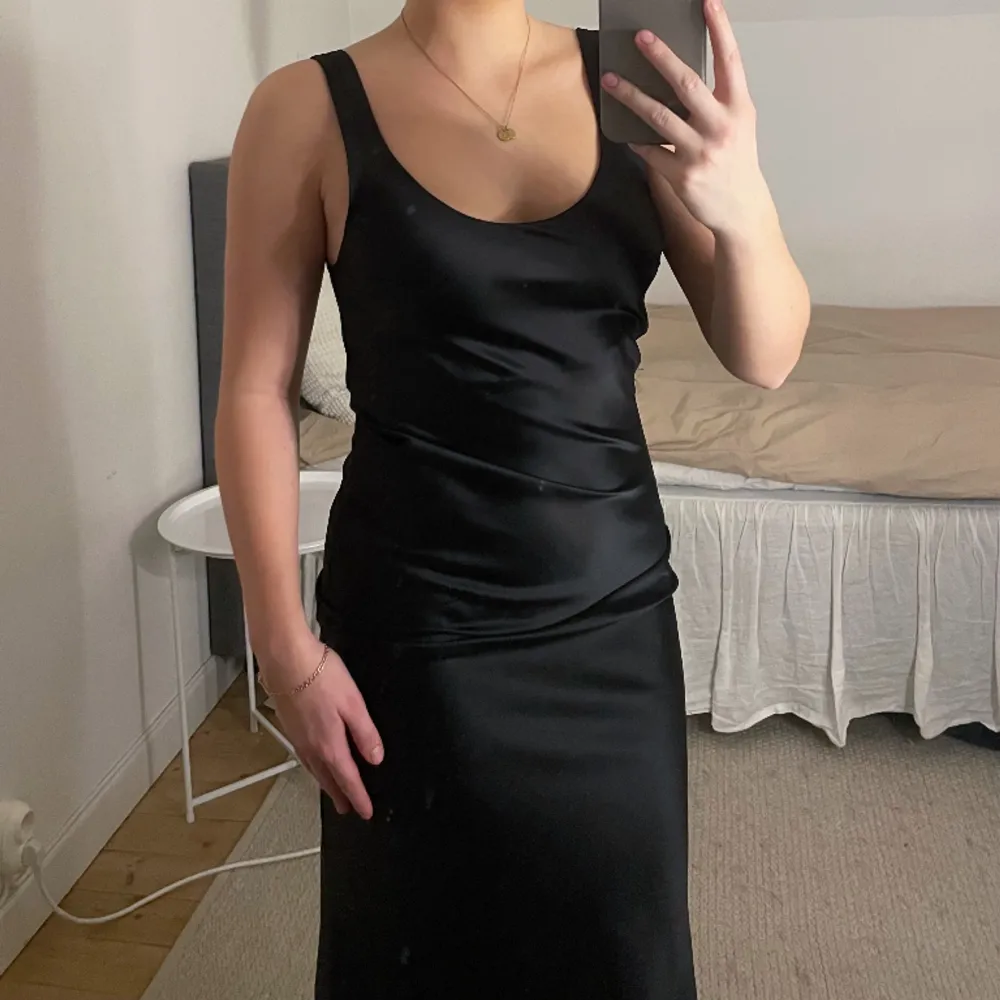Jättefin svart långklänning i satinliknande material! Passar perfekt till finmiddag eller fest! Klänningen är i storlek XS! 💗. Klänningar.