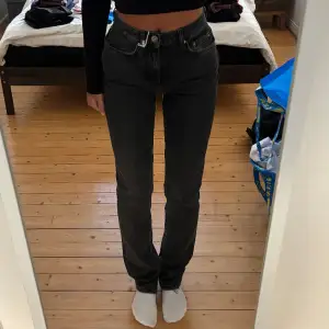 Ett par straight slim jeans från Gina Tricot, storlek 32 🥰 aldrig använt och prislappen sitter kvar ☺️