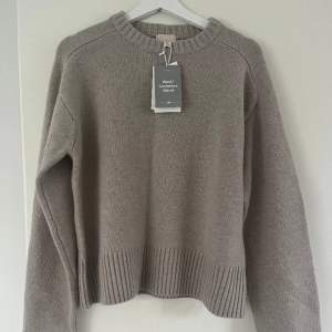 Helt ny cashmere/wool stickad tröja från HM Premium Selection.  Säljer pga att jag har en liknande redan, nypris 1.799kr