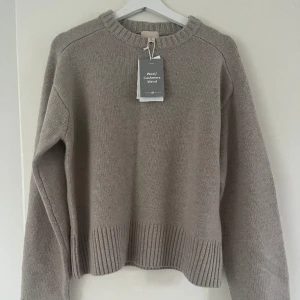 Kashmir stickad tröja - Helt ny cashmere/wool stickad tröja från HM Premium Selection.  Säljer pga att jag har en liknande redan, nypris 1.799kr