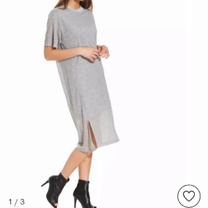 Dagmar klänning "Dora", stl: XS, grå - Väldigt fin klänning och behagligt material från Dagmar.  Modell: Dora Stl: XS (small) Material: 75% viscose 25% polyamid Längd: 99cm Skick: jättefin REDAN TVÄTTATS OCH STRUCKITS?? Skickas med spårbart paket.