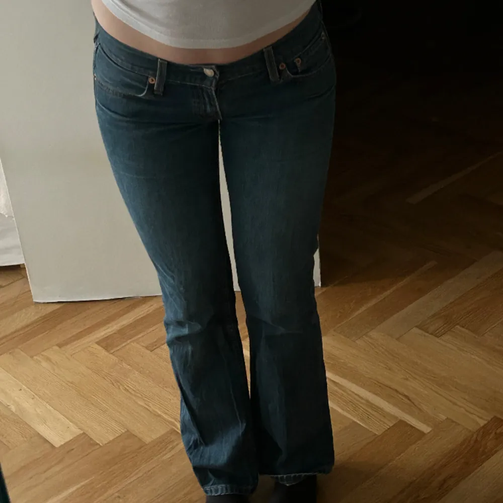 säljer dessa as snygga jeansen från levi’s i modellen ”eve” eftersom de är för korta på mej för min smak. Jag är 168. De är i super bra skick!  midjemått:  38 cm längd:  100 cm . Jeans & Byxor.