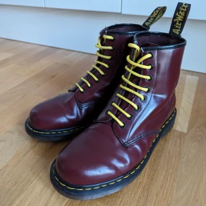 Dr Martens 1460  - Säljer ett par Dr Martens 1460 i storlek 41. Väldigt fint skick förutom ett litet skrapmärke en bit upp på ena kängan. 