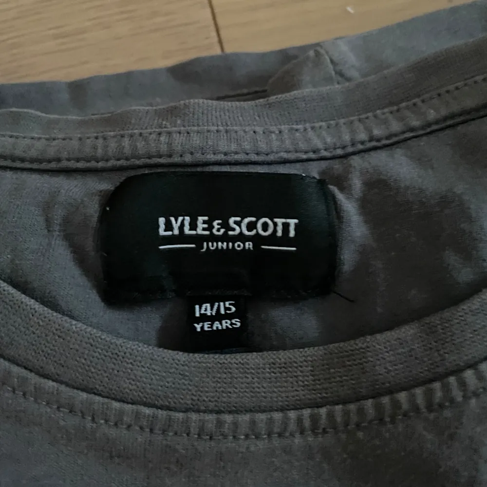 Tjena säljer min grå Lyle and scott T-shirt då den ej passar längre. Skick 9/10 ( Ny pris €30) Storlek 14/15 år men passar både XS och S. Hör av er om ni undrar något. Mvh Levi 🍾!. T-shirts.