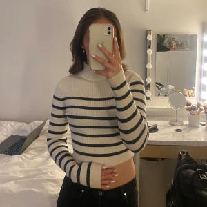 Ribbad randig polo tröja  - En fin långärmad randig tröja, med ett väldigt mjukt matrial. Nästan oanvänd och är i mycket bra skick. 