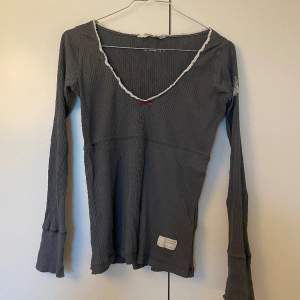 Odd Molly mörkgrå långärmad tröja/topp, köpt second hand, har en liten fläck som knappast syns, passar storlek XS/S/M (stretchig) 