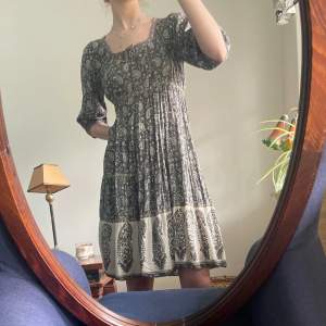 säljer denna superfrina indie klänning ! den är i strl s ❤️hör av er vid frågor :) frakt tillkommer! den har en liten skråma vid dragkedjan. kan skicka bild! kram🫶🏼