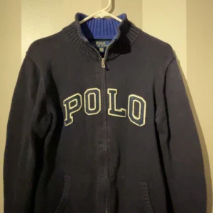 Polo zip - Polo fullzip, strl XL men har krympt så sitter som M, inga skador bara lite blekt.