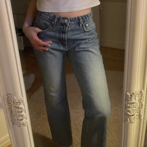 Midrise Zara jeans - Säljer dessa midrise zara jeansen då de inte kommer till användning 🫶🏼  Storlek 38 men sitter bra på mig som har 36 Dom är i bra skick!