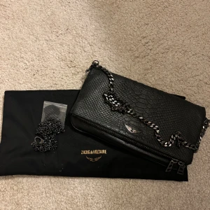 Zadig väska - Säljer den här supersnygga mellan stora väskan från Zadig, väskan är i ett mycket gott skick, endast några missfärgningar på logga eller band (se bild), annars finns inga bristningar på läder, dragkedjor eller fickor. Väskan är köpt på NK i Göteborg 