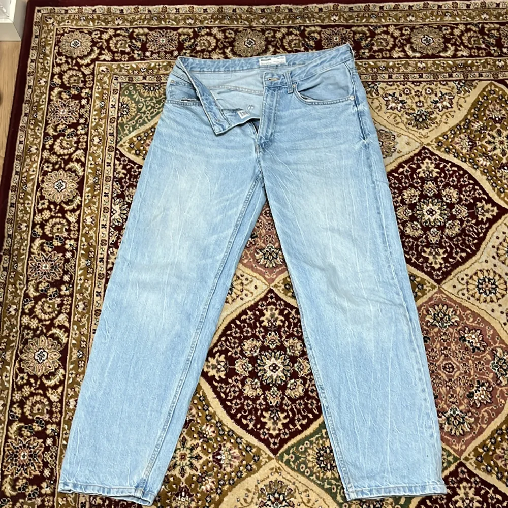 Bershka straight leg jeans 90s wide passfrom 38 väldigt bra skick Passar bra på folk som är 170+ och har 28+ i waist  Diskutera pris. Jeans & Byxor.