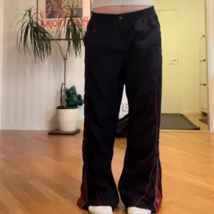 Track pants - Champion track pants. Midjemått 36cm tvärs över men är väldigt stretchiga. Är lite långa på mig som är 160cm. Är lite slitna längst ner men inget farligt. Det är typ dubbelsidigt tyg så innanför är det lite mjuka, så de håller värme💝