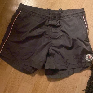 Moncler badbyxor  - Moncler bad byxor i storlek m skulle säga s bra skick inget tecken på användning 