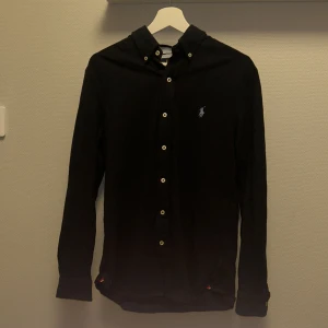 Polo Ralph lauren skjorta - Säljer denna Ralph Lauren skjorta. Storlek M nyskick 9,5/10, nypris 1400 säljer den för 500. Pris kan diskuteras vid snabb affär. Tveka inte att fråga vid funderingar!