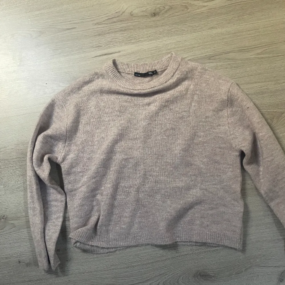 Säljer denna stickade och supermysiga tröjan från Lager 157. Aldrig använd då jag inte tyckte den passade så bra. Så helt som ny!💓 Lite rosa beige färgad!. Blusar.