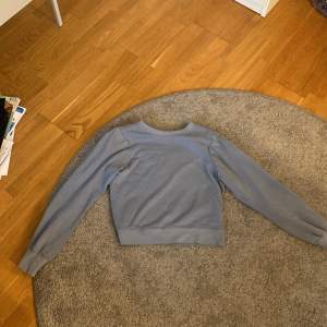 Fin blå tröja från Kappahl i storlek xs jag säljer den för jag tycker den är lite för kort i armarna ❤️ (i priset ingår inte frakten)