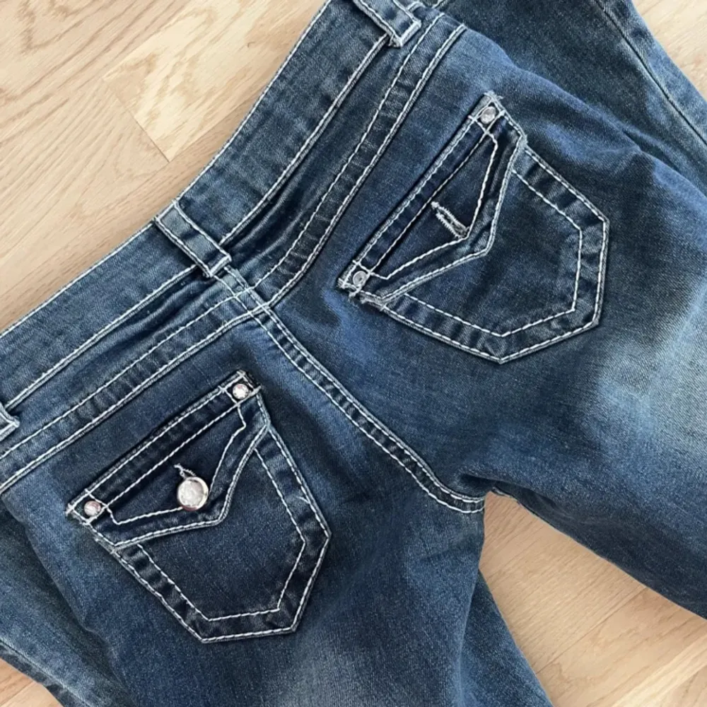 (Bilder fr förra ägaren) Super snygga bootcut jeans från laura scott köpta här på Plick💗 säljer pga dom är lite korta på mig😢 super fint skick förutom att ena knappen har trillat av på bakfickan 😇💗 skriv priv för mått💗‼️KONTAKTA INNAN KÖP NU‼️. Jeans & Byxor.