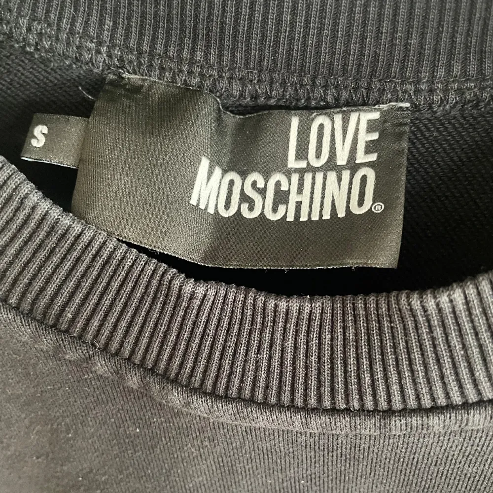 Love Moschino tröja i bra skick. Tröjor & Koftor.